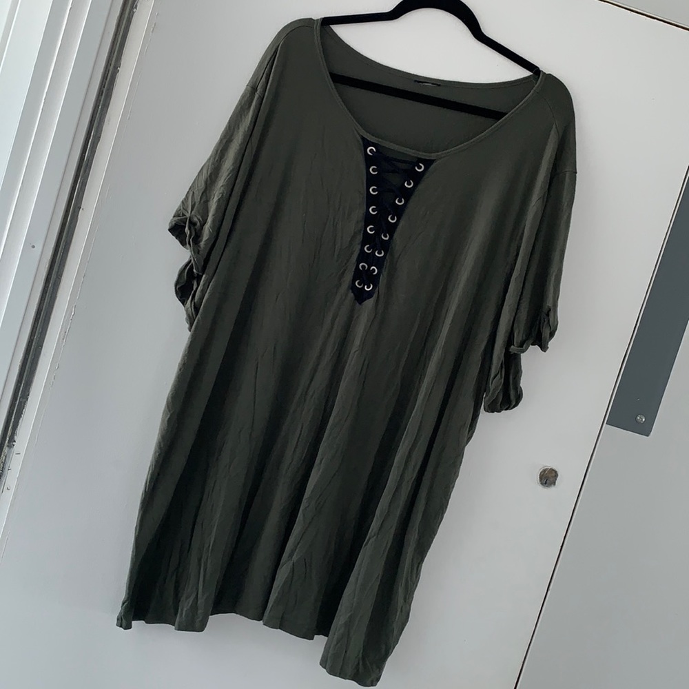 Size 5 / 5X Torrid lace up VNeck short sleeve army green top